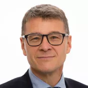 Porträttbild på Patrik Lindskoug